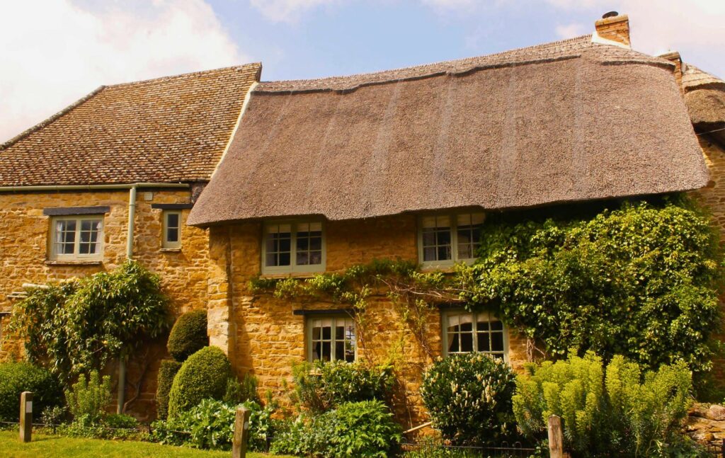 Cotswolds property in village near London commuter rail links