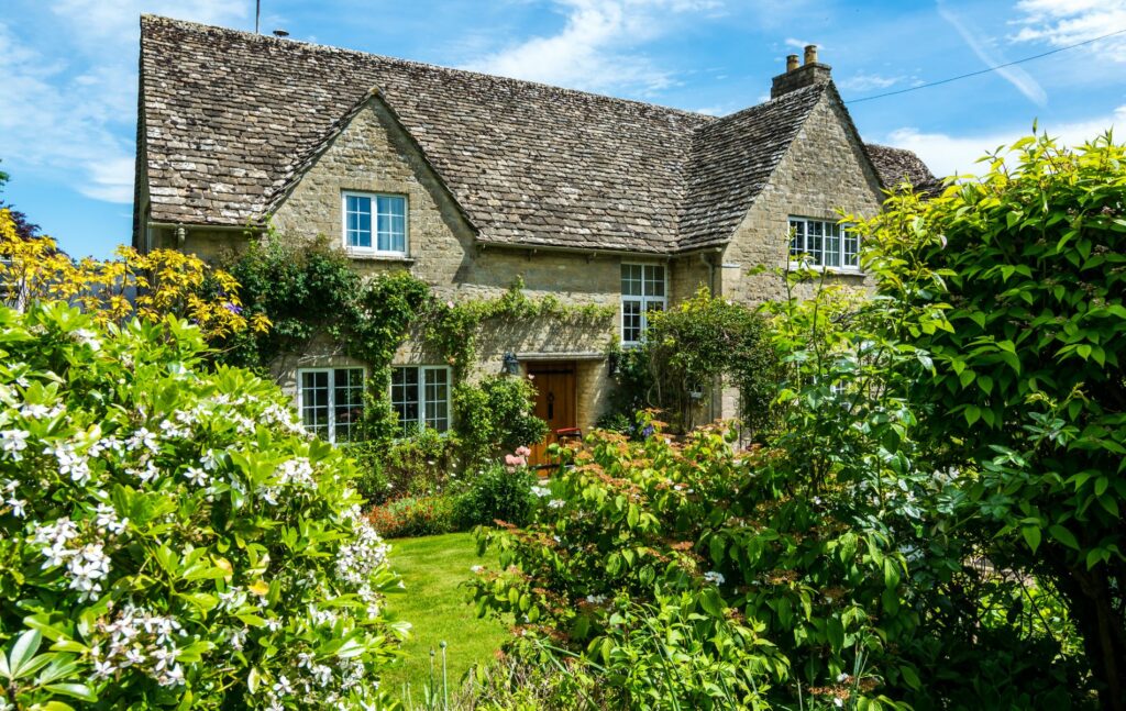 Cottages for sale in the Cotswolds, old stone house in Burford, Oxfordshire